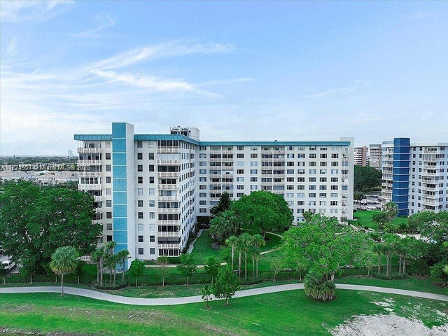 2 of 35 - 4330 Hillcrest Dr 1017, Hollywood, FL