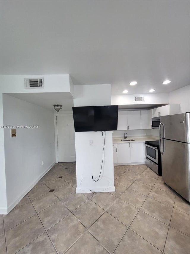 4 of 13 - 1008 Jefferson Ave 303, Miami Beach, FL