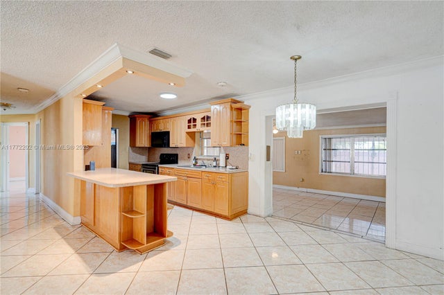3 of 42 - 390 E 44th St, Hialeah, FL