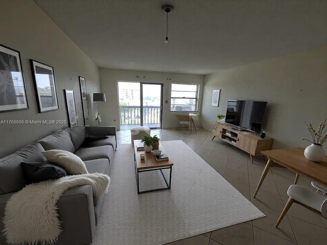 4 of 5 - 7620 Carlyle Ave 805, Miami Beach, FL