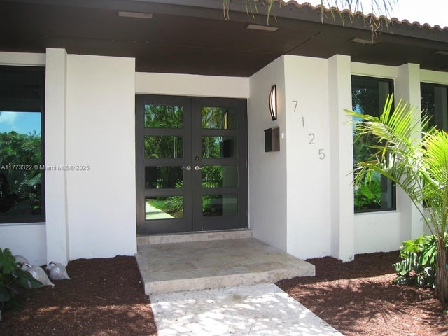 2 of 27 - 7125 Sw 120th St, Pinecrest, FL