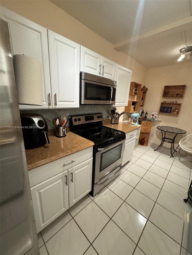 4 of 56 - 4330 Hillcrest Dr 304, Hollywood, FL