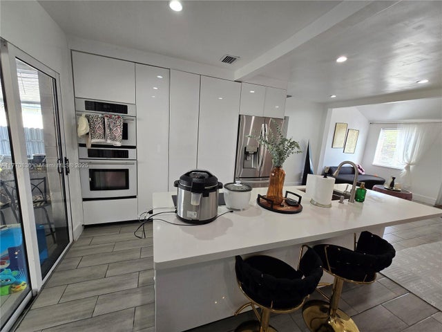 4 of 48 - 1011 Nw 64th St, Miami, FL