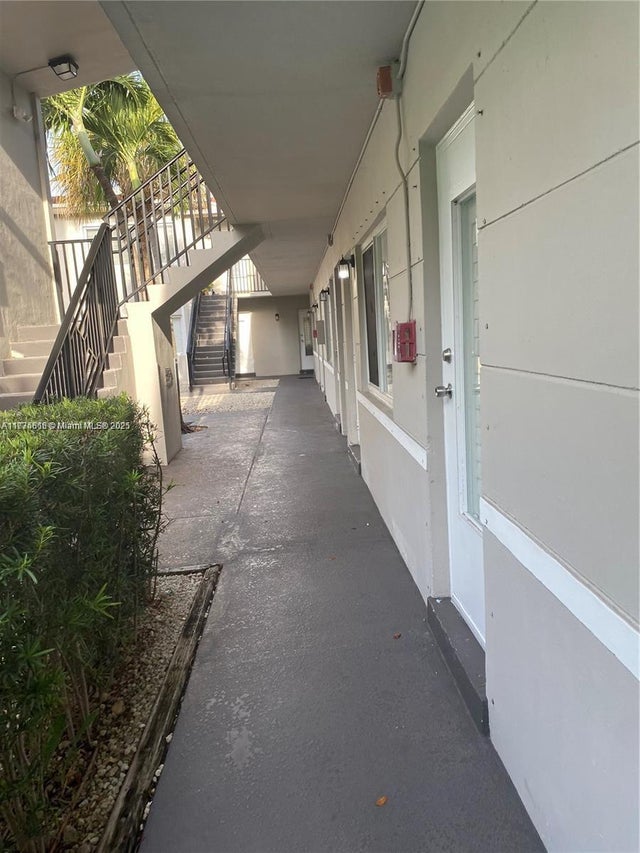 4 of 29 - 95 Edgewater Dr 105, Coral Gables, FL