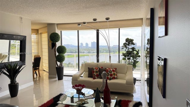 2 of 29 - 20281 E Country Club Dr 809, Aventura, FL