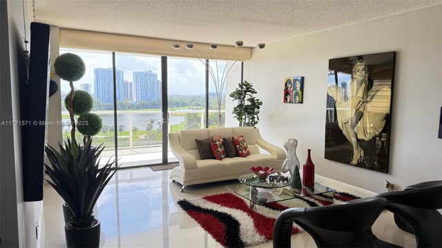 5 of 29 - 20281 E Country Club Dr 809, Aventura, FL