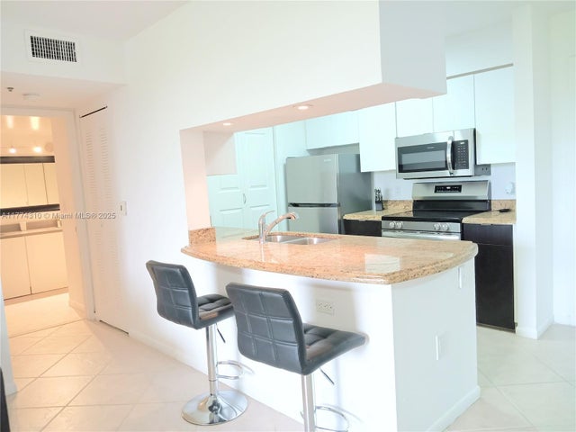 3 of 18 - 19501 E Country Club Dr 9305, Aventura, FL
