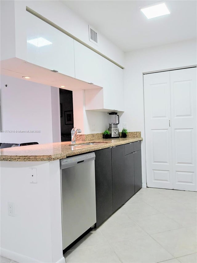 4 of 18 - 19501 E Country Club Dr 9305, Aventura, FL