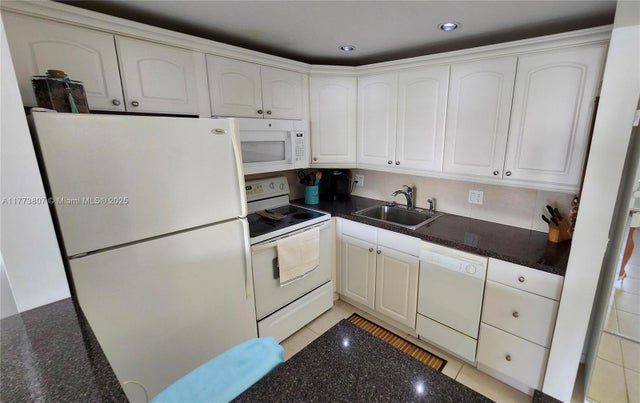 4 of 60 - 2115 E Cambridge E 2115, Deerfield Beach, FL