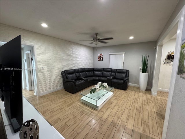 4 of 37 - 653 Se 8th Pl, Hialeah, FL