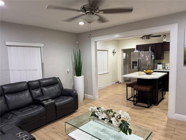5 of 37 - 653 Se 8th Pl, Hialeah, FL