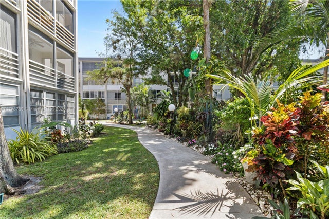 1 of 17 - 4850 Nw 29th Ct 423, Lauderdale Lakes, FL
