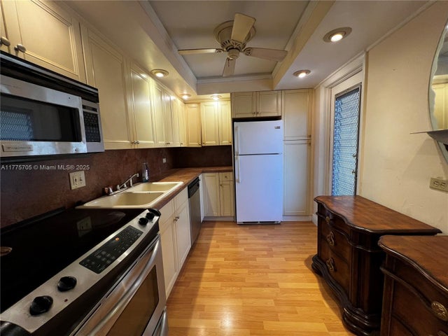 3 of 9 - 447 Ne 195th St 309, Miami, FL