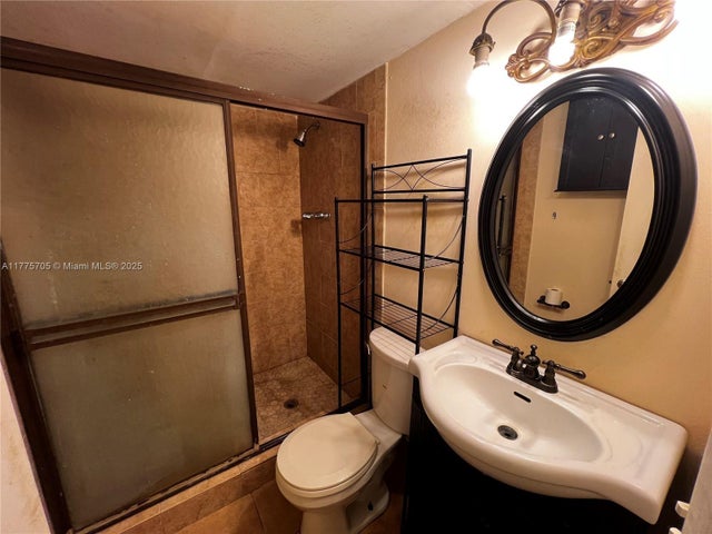 4 of 9 - 447 Ne 195th St 309, Miami, FL