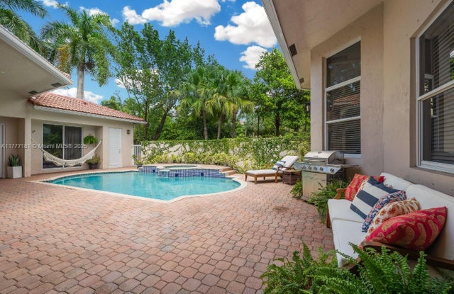 4 of 40 - 1604 Victoria Pointe Ln, Weston, FL