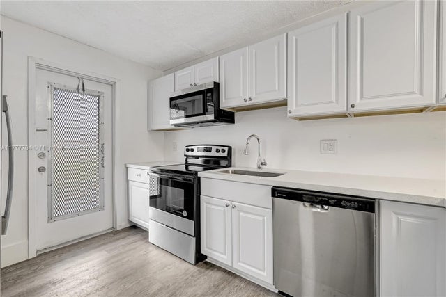 4 of 36 - 4800 Hillcrest Ln 207, Hollywood, FL