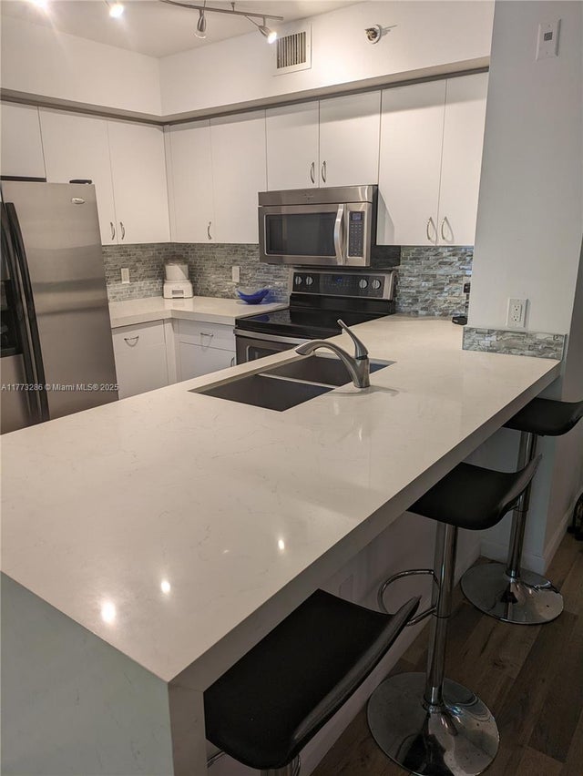 1 of 16 - 19901 E Country Club Dr 2305, Aventura, FL