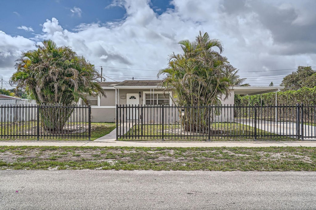 2440 Nw 208th St, Miami Gardens