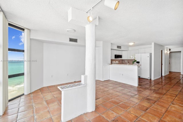 5 of 26 - 6423 Collins Ave 1607, Miami Beach, FL