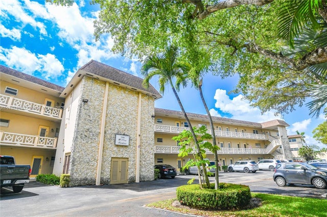 1 of 71 - 5100 Nw 35th St 107, Lauderdale Lakes, FL