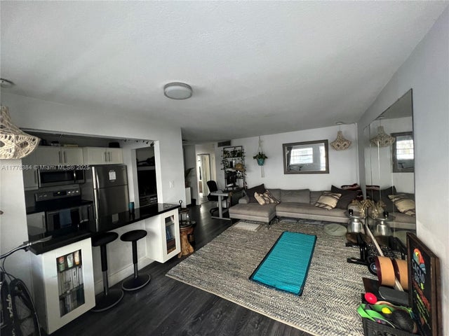 2 of 10 - 221 Meridian Ave 206, Miami Beach, FL