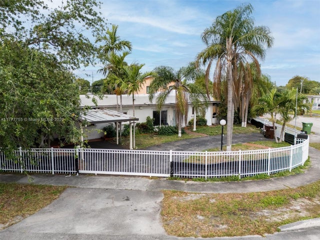 5 of 9 - 660 E 10th Pl, Hialeah, FL
