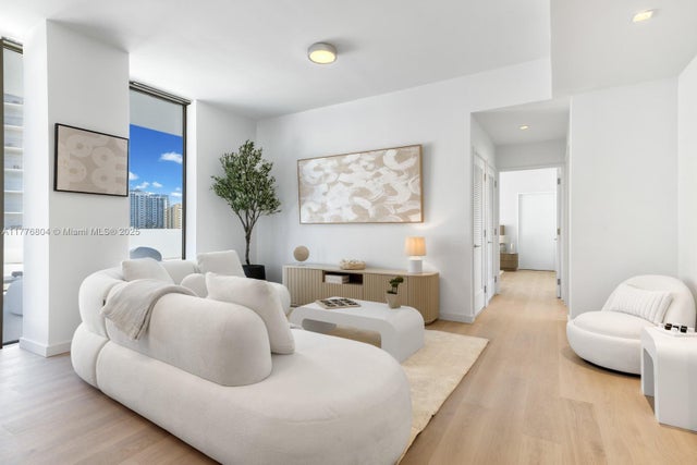 5 of 20 - 340 W 42nd St 601, Miami Beach, FL