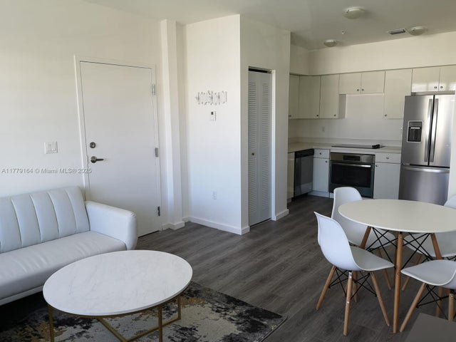 2 of 7 - 810 7th St 203, Miami Beach, FL