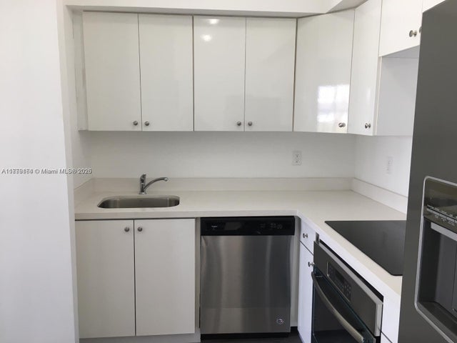 5 of 7 - 810 7th St 203, Miami Beach, FL