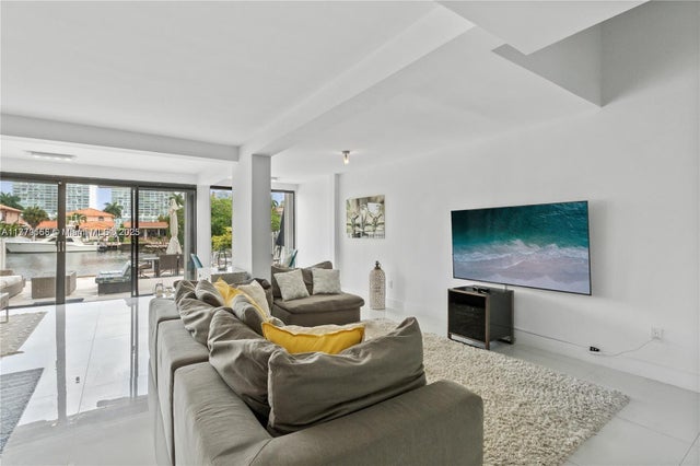 5 of 24 - 387 Poinciana Dr 1211, Sunny Isles Beach, FL