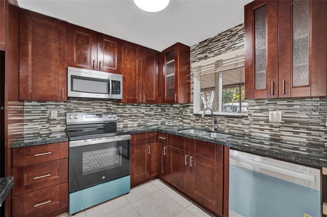 1 of 85 - 924 N 30th Rd, Hollywood, FL