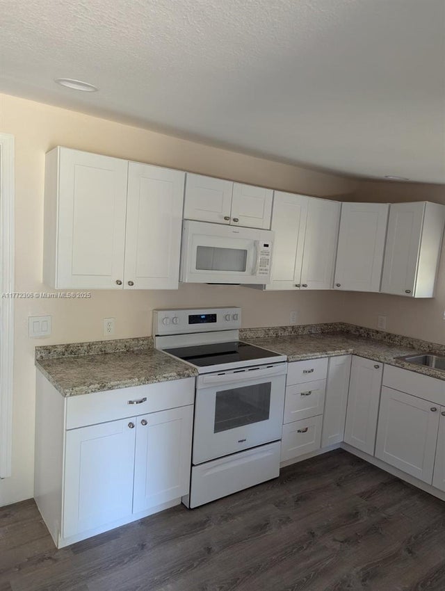 1 of 9 - 105 Tangerine St, Other, FL