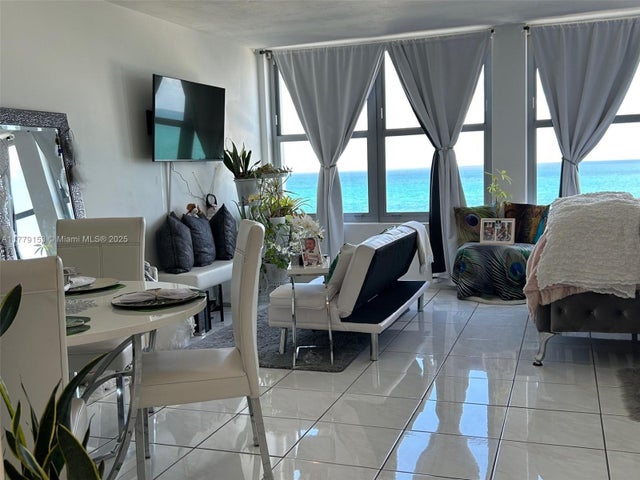 4 of 28 - 2899 Collins Ave 1233, Miami Beach, FL
