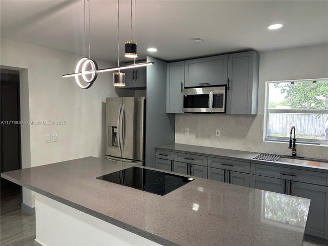 3 of 19 - 6335 Wiley St, Hollywood, FL