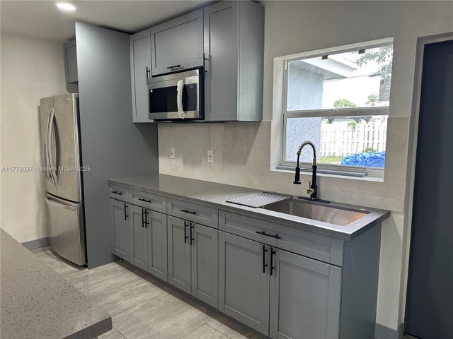 4 of 19 - 6335 Wiley St, Hollywood, FL