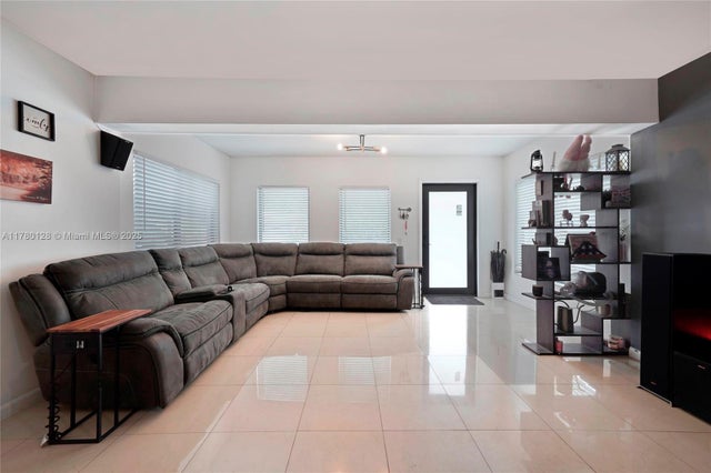 4 of 44 - 412 Nw 103rd St, Miami, FL