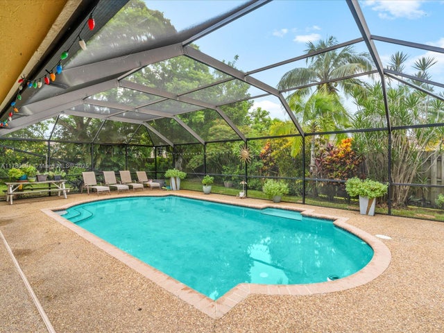 3 of 49 - 16621 Royal Poinciana Ct, Weston, FL