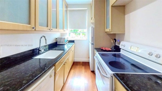 5 of 27 - 420 15th St 302, Miami Beach, FL