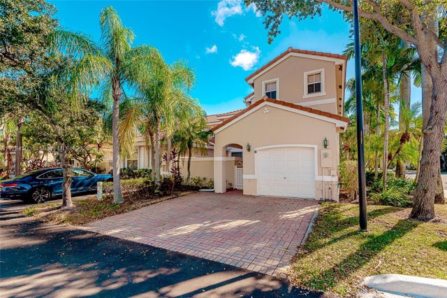 1 of 35 - 1094 Redwood St ., Hollywood, FL