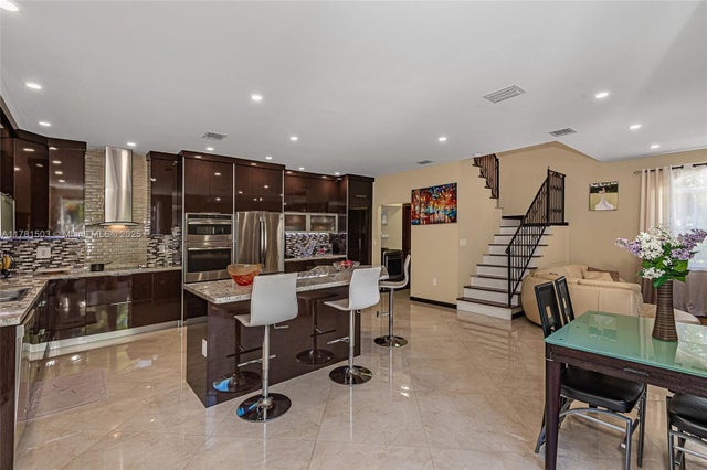2 of 35 - 1094 Redwood St ., Hollywood, FL