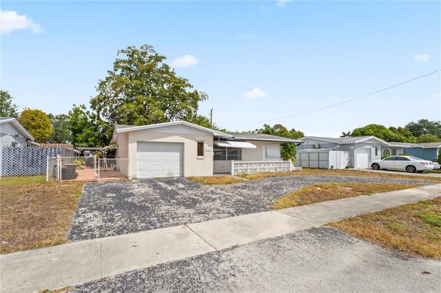 2 of 32 - 7525 Garfield St, Hollywood, FL