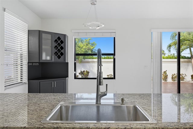 5 of 40 - 10572 W 35th Way, Hialeah, FL