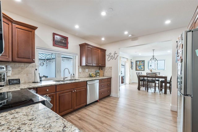 4 of 47 - 6231 Sw 94th Ave, Miami, FL