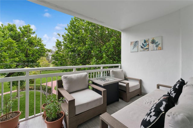 4 of 32 - 4400 Hillcrest Dr 303b, Hollywood, FL