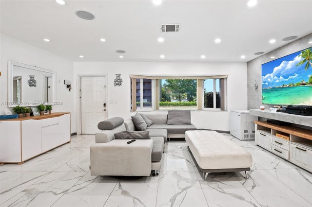 3 of 25 - 5117 Washington St, Hollywood, FL
