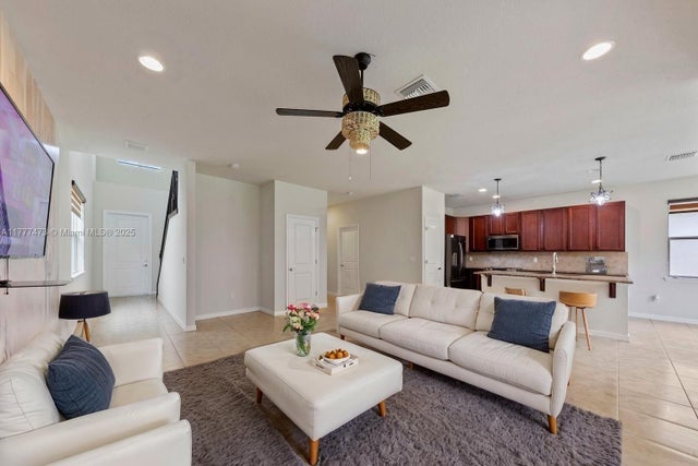 4 of 27 - 4233 Large Leaf Ln, Hollywood, FL