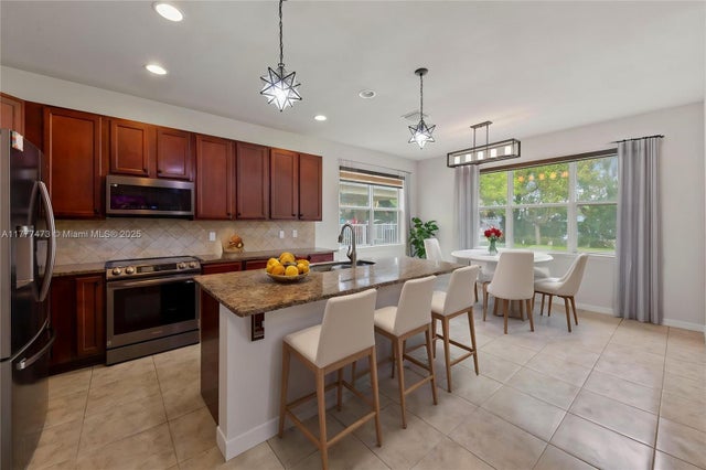 5 of 27 - 4233 Large Leaf Ln, Hollywood, FL