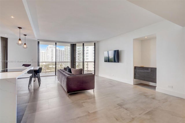 2 of 38 - 20191 E Country Club Dr 802, Aventura, FL