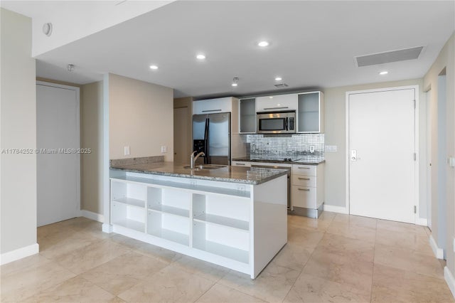 3 of 30 - 185 Sw 7th St 4209, Miami, FL