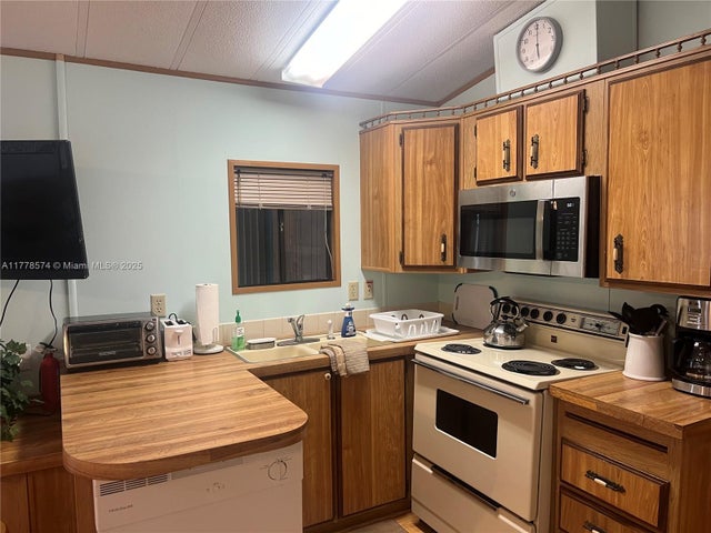 3 of 9 - 2064 Nettles Blvd, Jensen Beach, FL